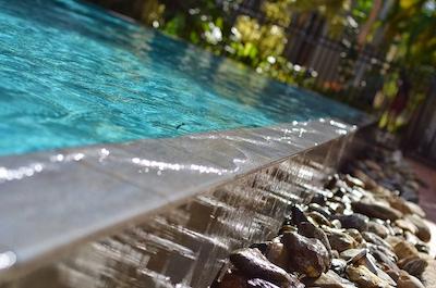 کمان ویلاز پرت دوگلاز