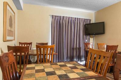 اکنو لج آیرپرت