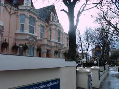 بست وسترن چیسویک پالاس اند سویتز