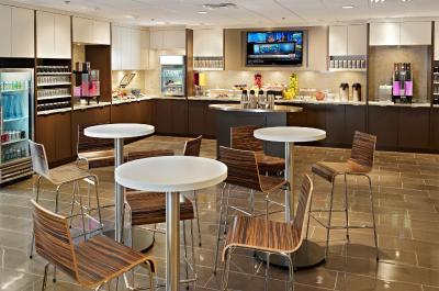 رادیسن هتل ادمنتون اسود