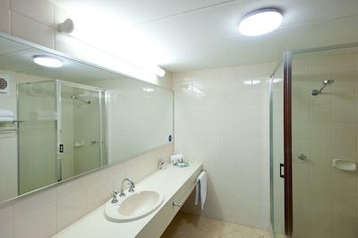 ادمیرال متل بونبوری