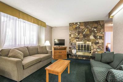 اکنو لج متل ویلیج