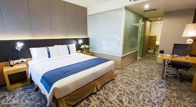 هالیدی این اکسپرس مینزویوان