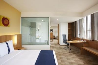 هالیدی این اکسپرس مینزویوان