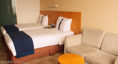 هالیدی این اکسپرس مینزویوان