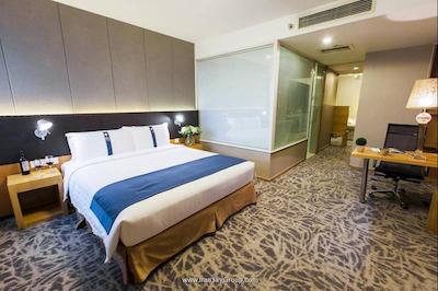 هالیدی این اکسپرس مینزویوان