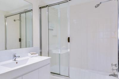 مترو اپارتمنتز اُن کینگ