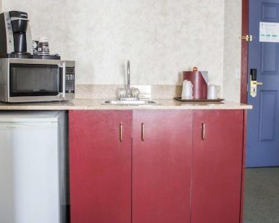 کوالیتی این اند سویتز ادمنتون اینترنیشنال آیرپرت