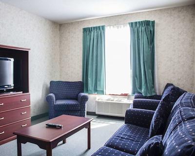 کوالیتی این اند سویتز ادمنتون اینترنیشنال آیرپرت