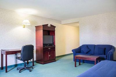 کوالیتی این اند سویتز ادمنتون اینترنیشنال آیرپرت