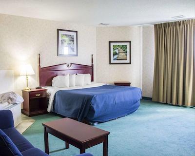 کوالیتی این اند سویتز ادمنتون اینترنیشنال آیرپرت