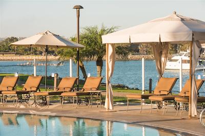 د دانا اُن میسشن ب