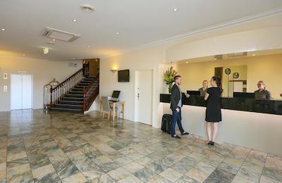 بست وسترن پلاس هول تری این