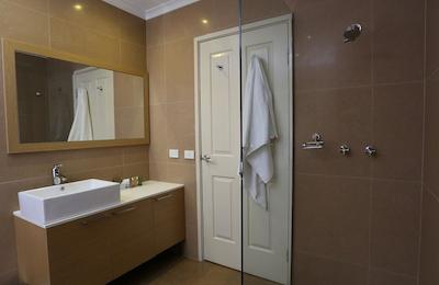 بست وسترن پلاس هول تری این