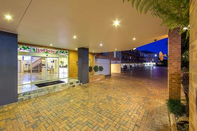 بست وسترن پلاس هول تری این