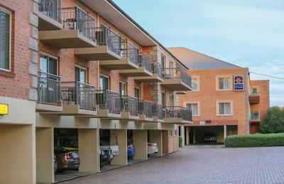 بست وسترن پلاس هول تری این