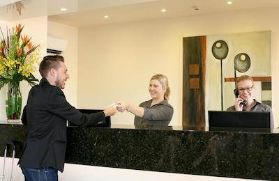 بست وسترن پلاس هول تری این