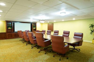 رامادا وست ساکرامنتو هتل اند سویتز