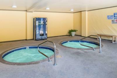 رامادا وست ساکرامنتو هتل اند سویتز