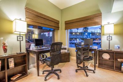 رامادا وست ساکرامنتو هتل اند سویتز