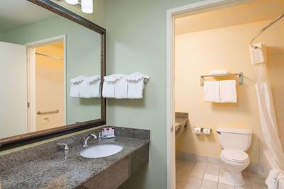 رامادا وست ساکرامنتو هتل اند سویتز