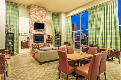 رامادا وست ساکرامنتو هتل اند سویتز