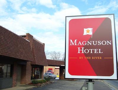 مانوسُن هتل بای د ریور