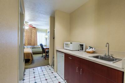 اکنو لج این اند سویتز وست