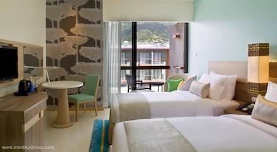 هالیدی این اکسپرس پوکت پاتنگ بیچ سنترال