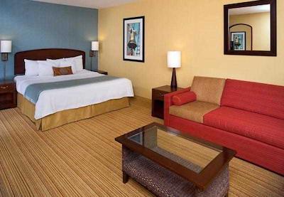 کورتیارد ویرجینیا بیچ اُسینفرنت اسود