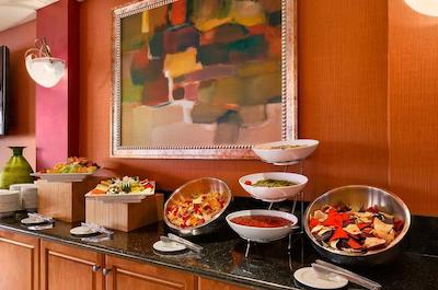 امباسی سویتز نردوست ارکانساز هتل اسپا اند کنونشن سنتر