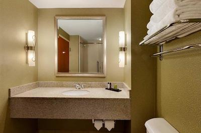 امباسی سویتز نردوست ارکانساز هتل اسپا اند کنونشن سنتر