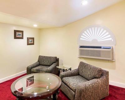 اکنو لج نیر ویچیتا فالز اونت سنتر