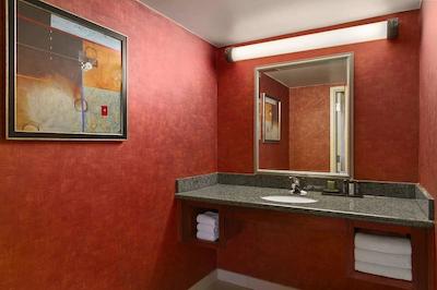 امباسی سویتز وینستون اسالم