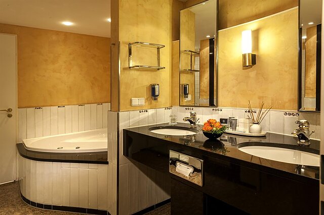 درینت هتل چارلتنهف هال (ساال)