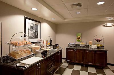 هامپتون این اند سویتز تمکولا