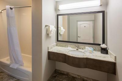 هامپتون این اند سویتز تمکولا