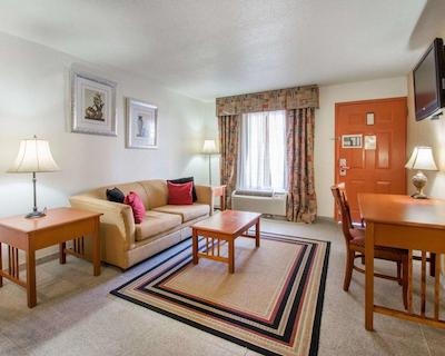 اکنو لج آیرپرت ات رج استادیوم