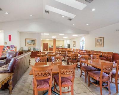 اکنو لج آیرپرت ات رج استادیوم