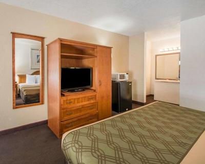 اکنو لج آیرپرت ات رج استادیوم