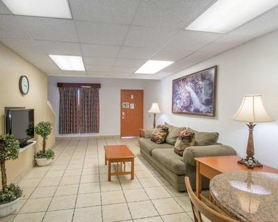 اکنو لج آیرپرت ات رج استادیوم