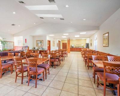 اکنو لج آیرپرت ات رج استادیوم