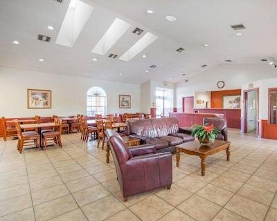 اکنو لج آیرپرت ات رج استادیوم