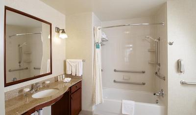 هموود سویتز بای هیلتون انچراج