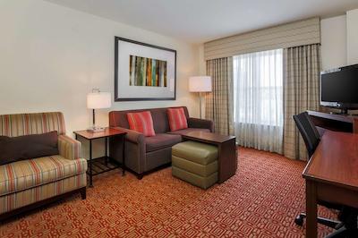 هموود سویتز بای هیلتون انچراج