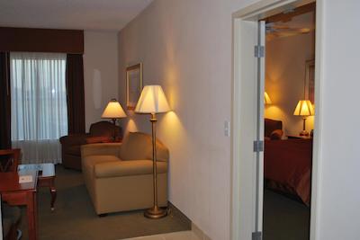 هموود سویتز بای هیلتون هوستون ایاه آیرپرت بلتو 8