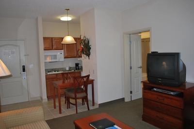 هموود سویتز بای هیلتون هوستون ایاه آیرپرت بلتو 8