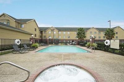 هموود سویتز بای هیلتون هوستون ایاه آیرپرت بلتو 8