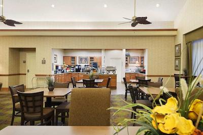 هموود سویتز بای هیلتون هوستون ایاه آیرپرت بلتو 8