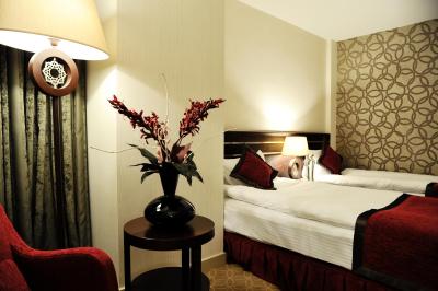 نیزا پارک اوتل